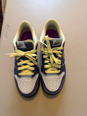 Nike Kids Low-Top Sneakers in Navy, White & Yellow